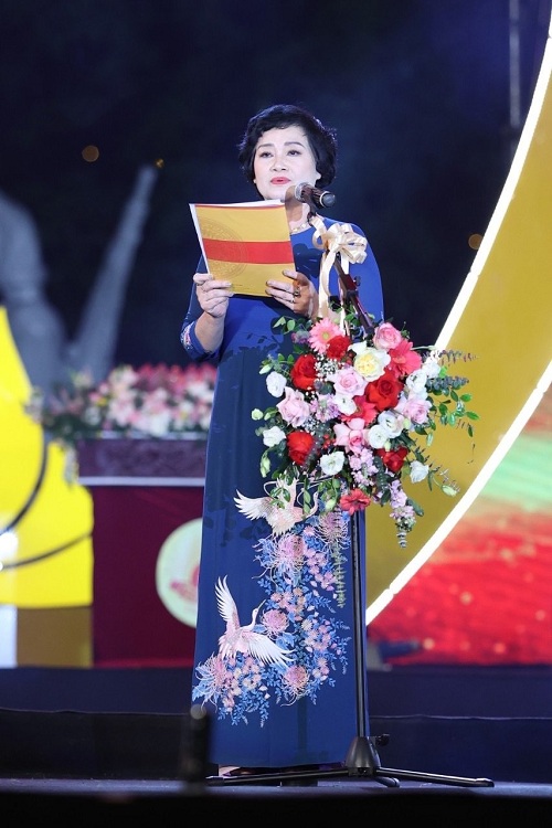 Nghệ nhân, doanh nhân Ngô Thị Tính -TGĐ Công ty Cổ phần Bánh kẹo 
 Bảo Minh trong một buổi vinh danh tinh hoa Việt Nam
 