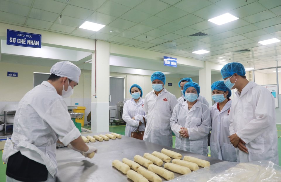 Đoàn đến kiểm tra thực tế việc triển khai CVĐ tại Công ty bánh kẹo Bảo Minh và làm việc tại trụ sở Quận ủy Bắc Từ Liêm.